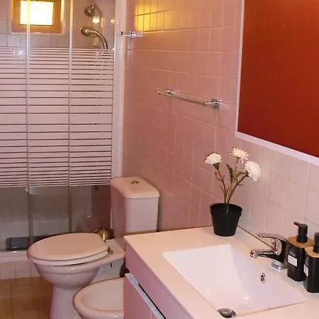 The Yellow House 2 Nyaraló